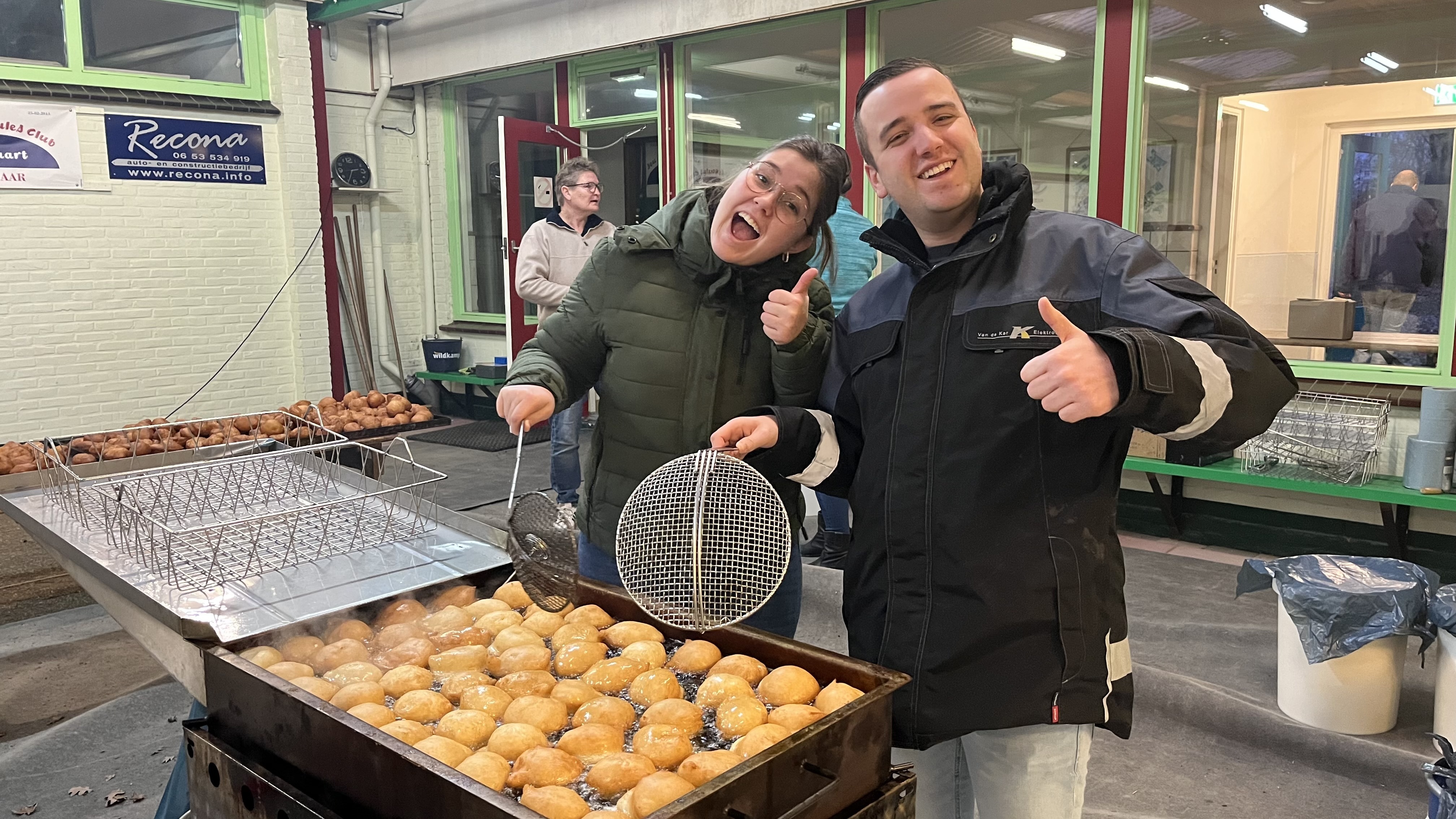 Smullen van de oliebollen van Oranjevaan