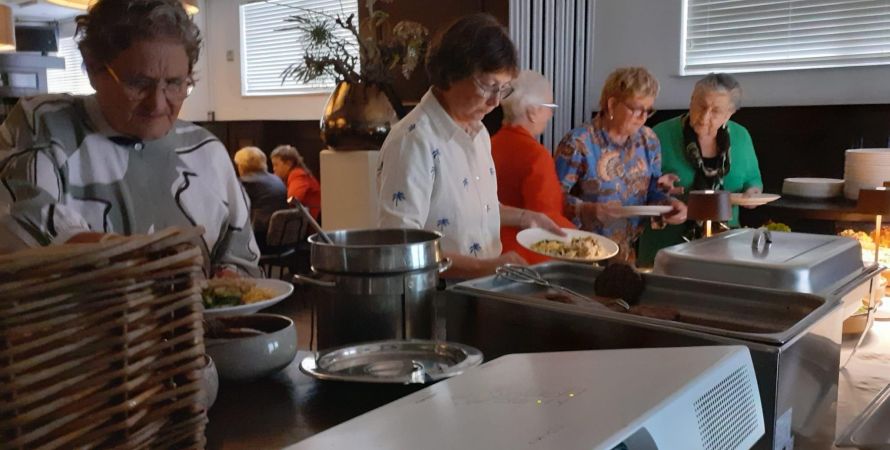 Een gezellige BBQ Vrouwenvereniging Fijnaart en Omstreken