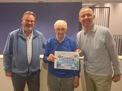 Opgeheven Dorpsraad doneert groot bedrag aan Zwembad De Oester