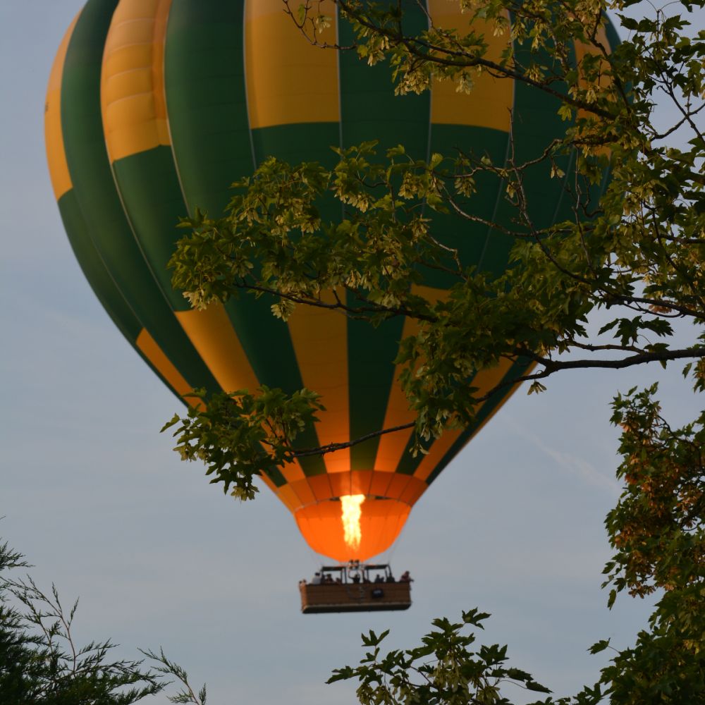 Vrijdagavond 25-7 luchtballon heel dicht boven Fijnaart