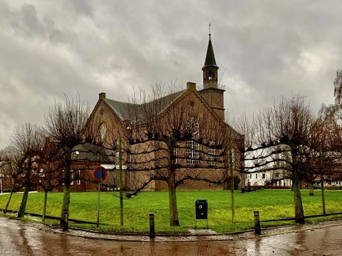 Dorpskerk tijdens een regenachtige dag / Jan Gorter