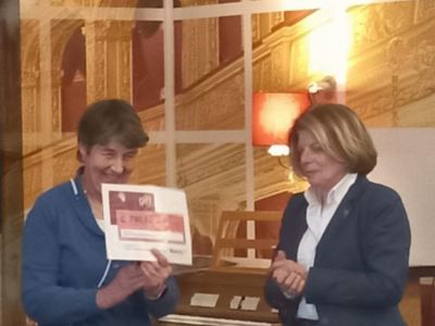 Uitreiking cheque voor een herinneringsboom