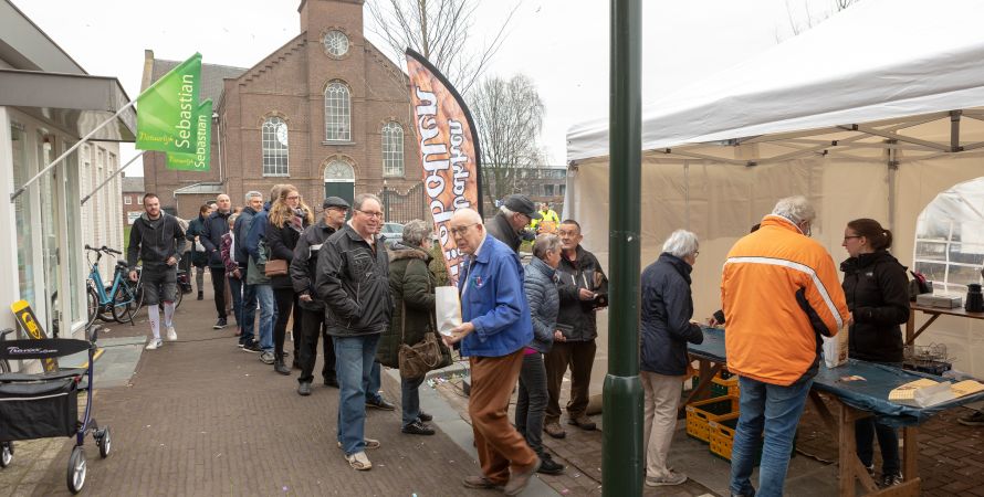 De leutbollen van Oranjevaan laote ut Kleigat straole