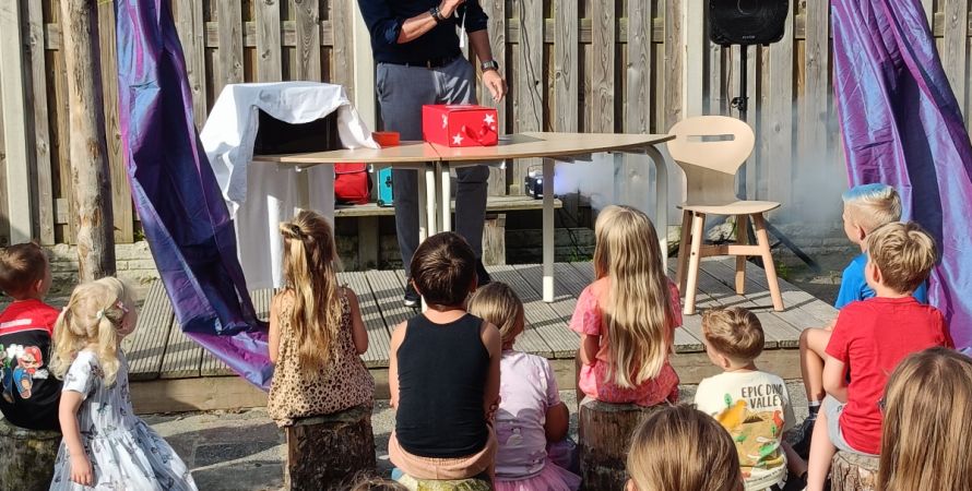 Burgemeester Moerkerke verrast Kindcentrum het Kompas met goochelact