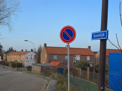Parkeerverbod ingesteld op oprit Kadedijk